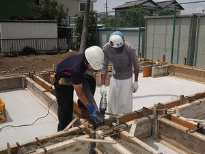 慎重に丁寧に打設