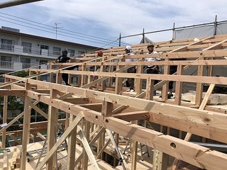小屋組み.jpg